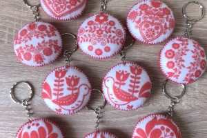 Népi mintás kulcstartó